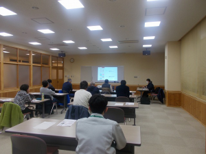 高山村で農家さん向けにクロップナビの使い方を説明している様子